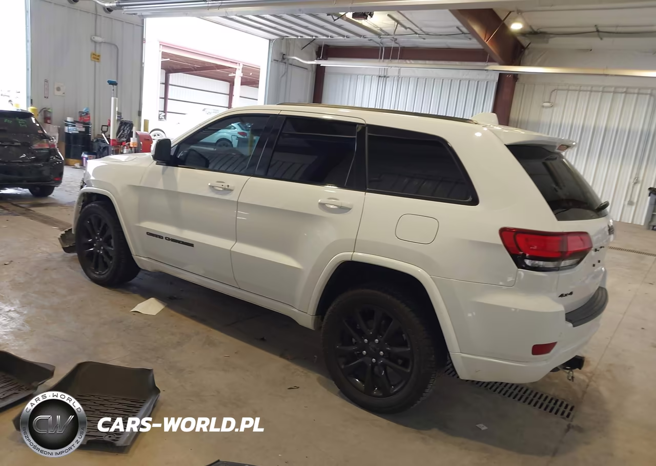 2018 Jeep Grand Cherokee Altitude 4X4 VIN:1C4RJFAG7JC492027 - 3