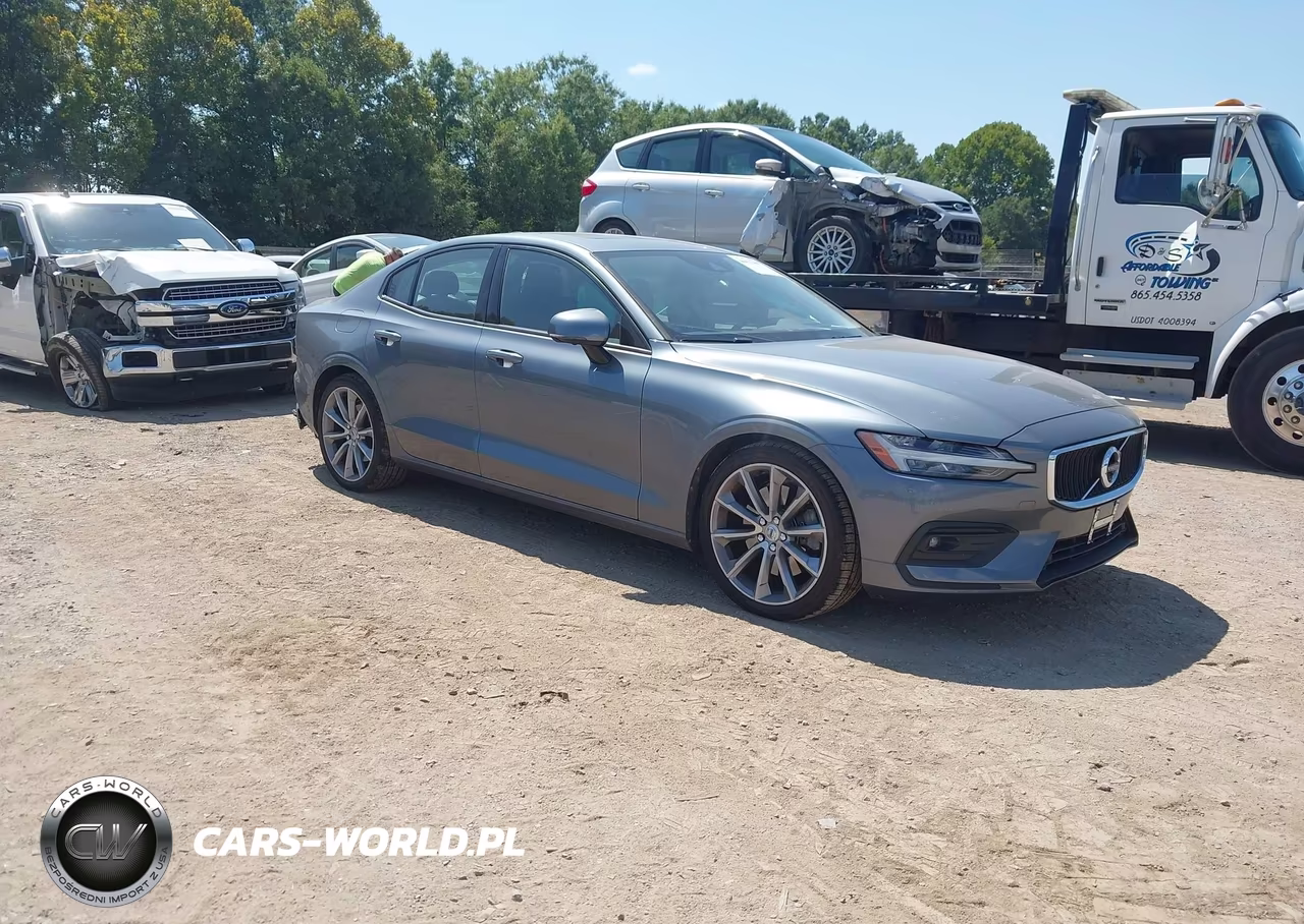 2021 Volvo S60 T6 Momentum – zdjęcie 1 z 16