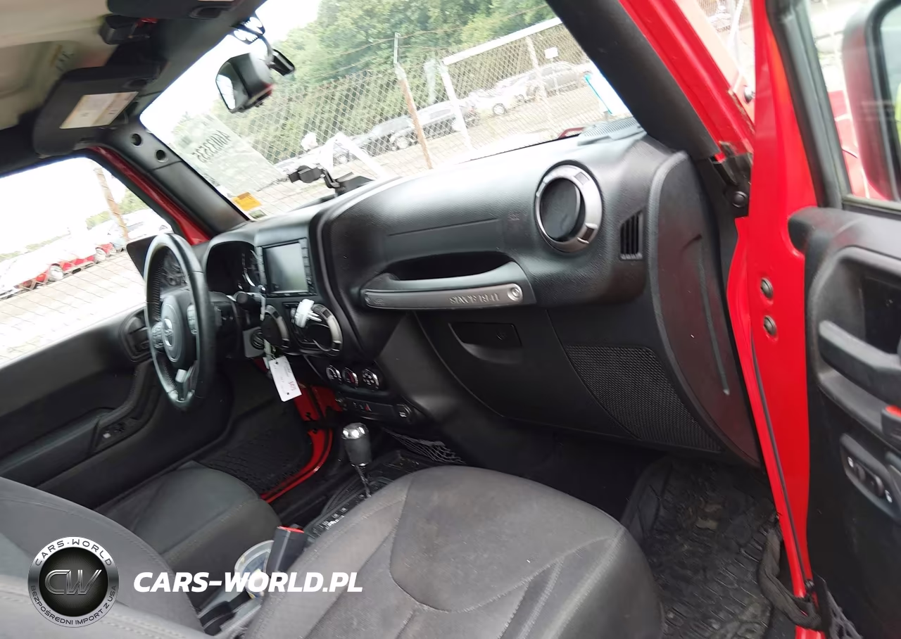 2016 Jeep Wrangler Unlimited Sport VIN:1C4BJWDG2GL303046 - 5