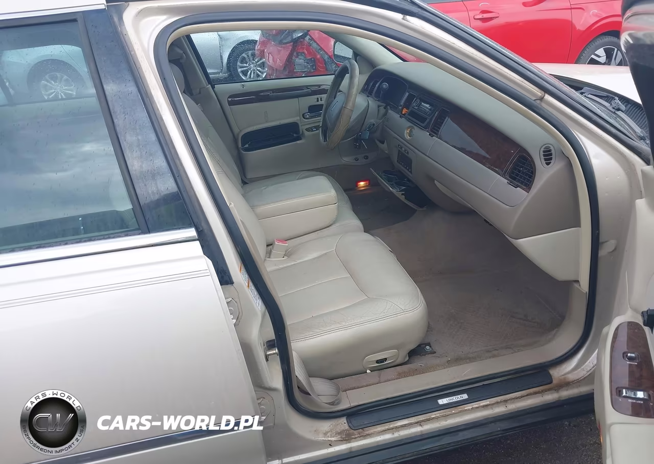 2001 Lincoln Town Car Cartier VIN:1LNHM83W31Y666161 - 5