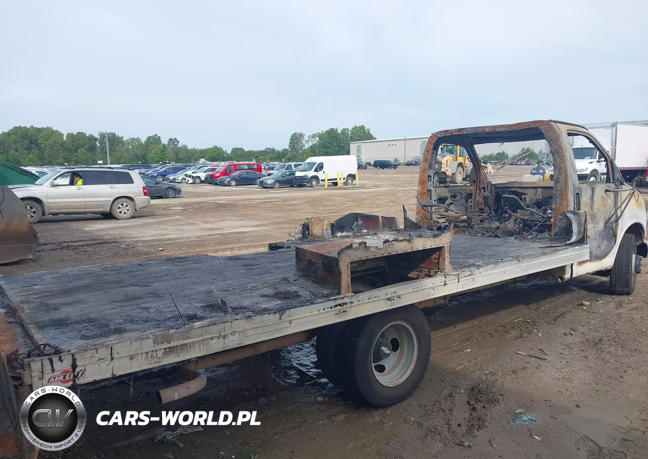 2002 Chevrolet Express Comm Cutaway VIN:1GBHG31R621104975 - 4