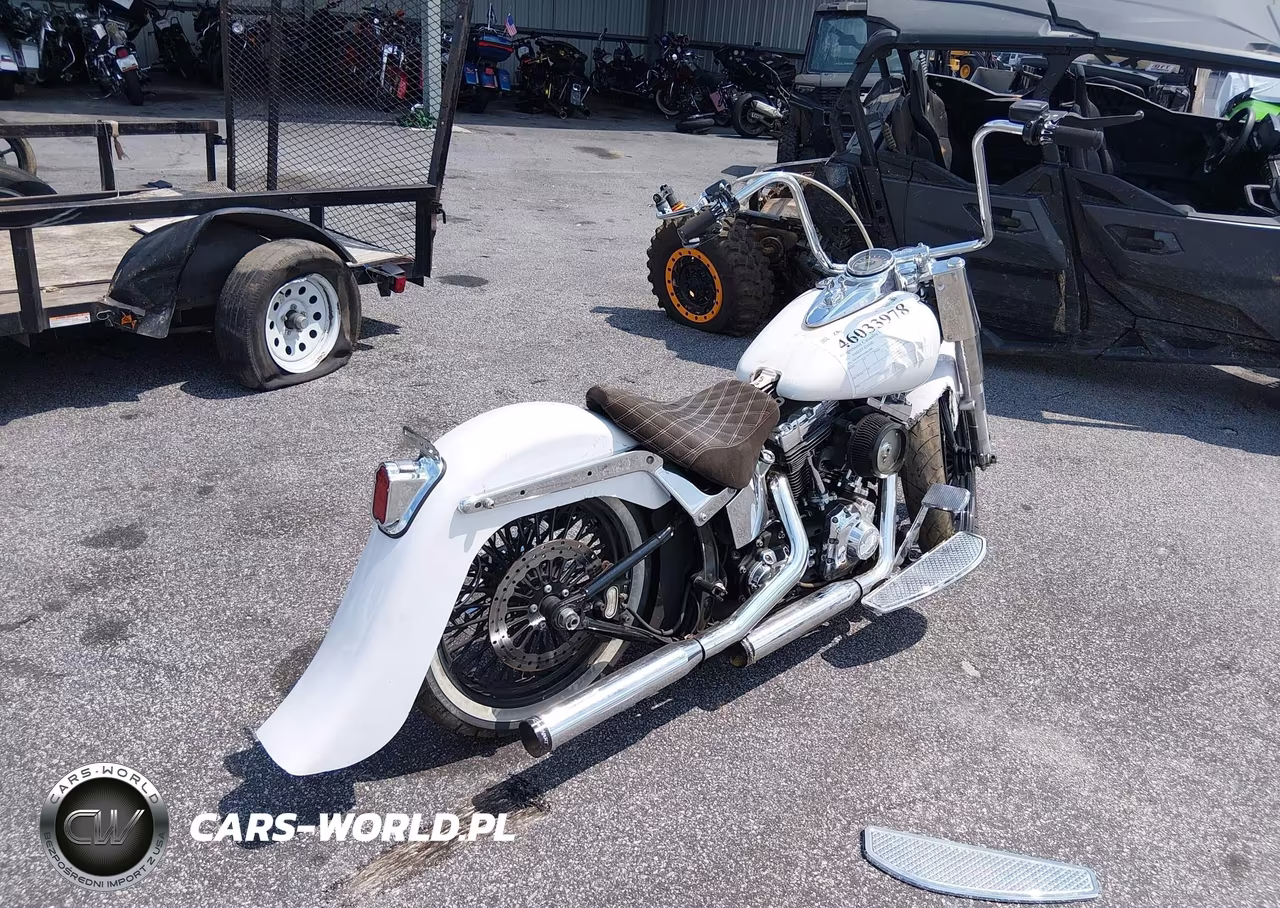 2017 Harley-Davidson Flstc Heritage Softail Classic VIN:1HD1BWV11HB016984 - 4
