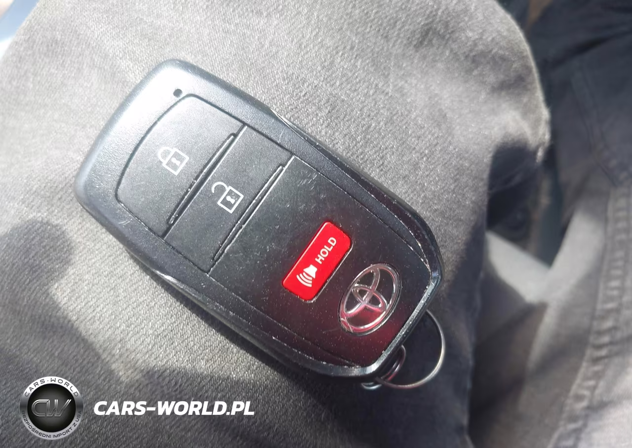 2024 Toyota Corolla Cross Le VIN:7MUBAABGXRV097651 - 11