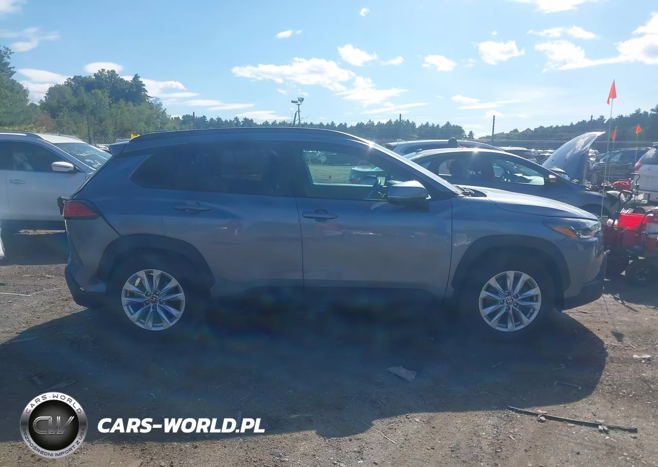2024 Toyota Corolla Cross Le VIN:7MUBAABGXRV097651 - 13
