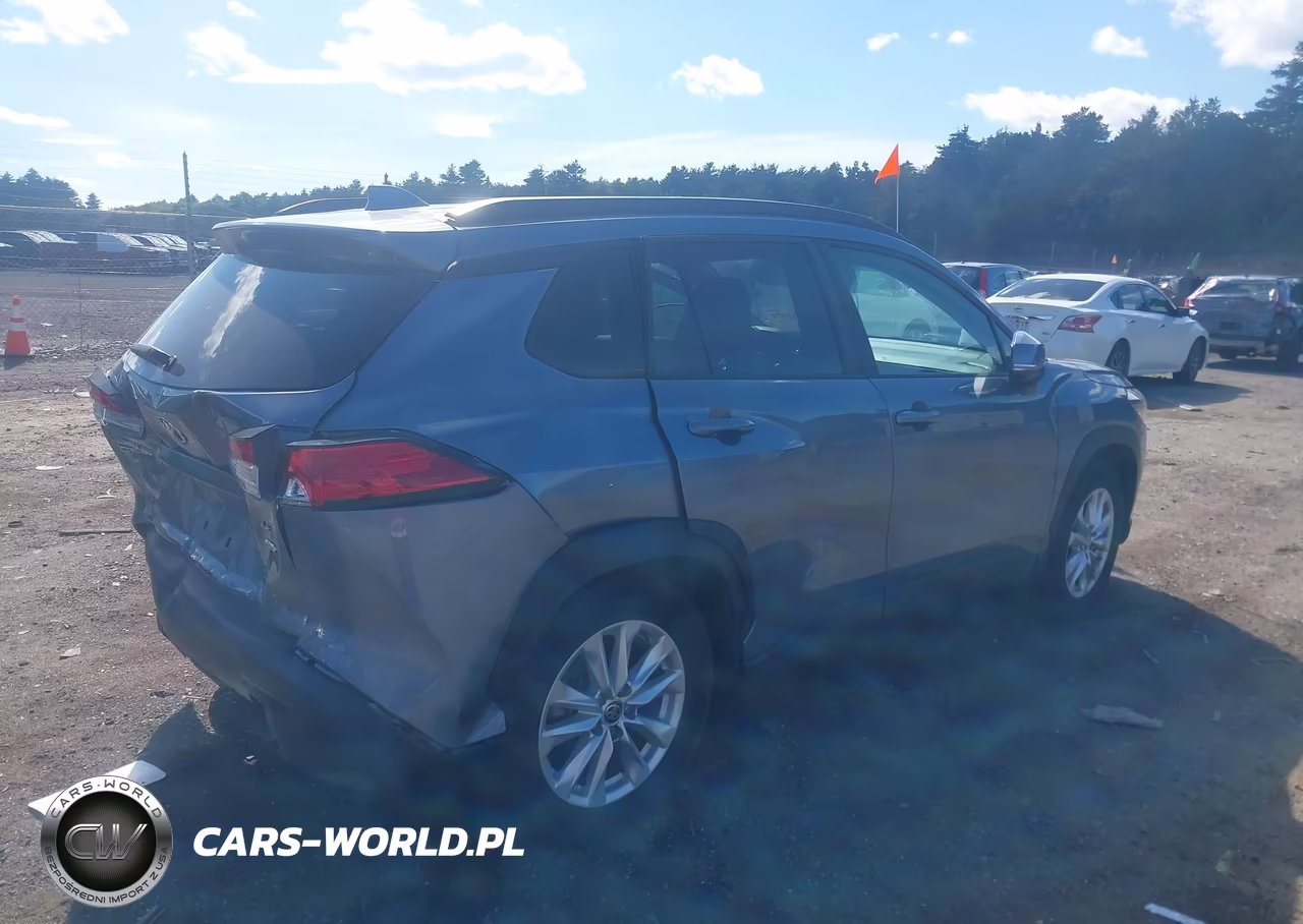 2024 Toyota Corolla Cross Le VIN:7MUBAABGXRV097651 - 4