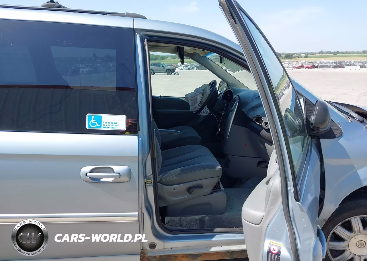 2005 Chrysler Town & Country Touring VIN:2C8GP54L95R275776 - 5