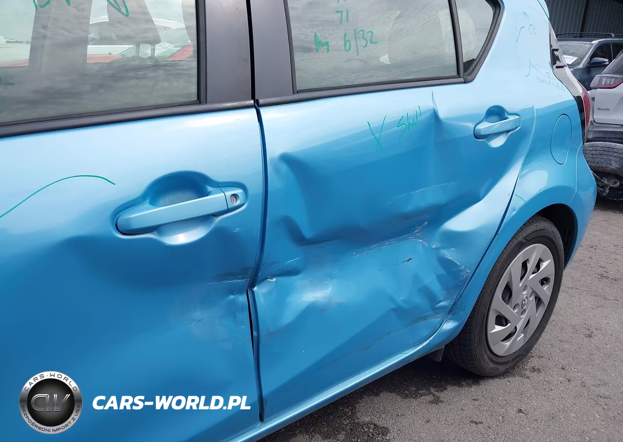2016 Toyota Prius C Two VIN:JTDKDTB38G1136614 - 17
