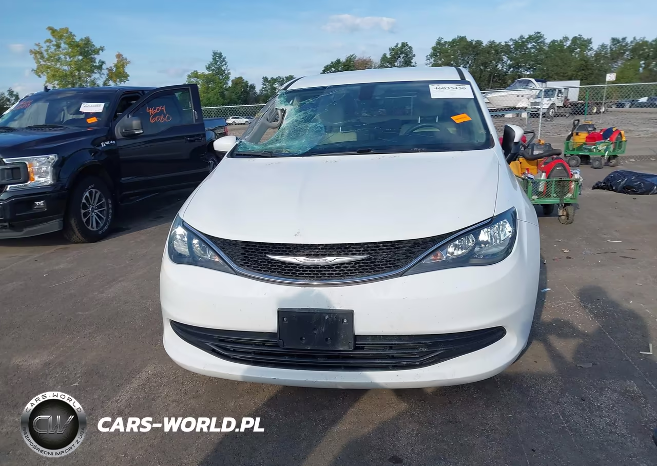 2017 Chrysler Pacifica Touring VIN:2C4RC1DGXHR588163 - 12