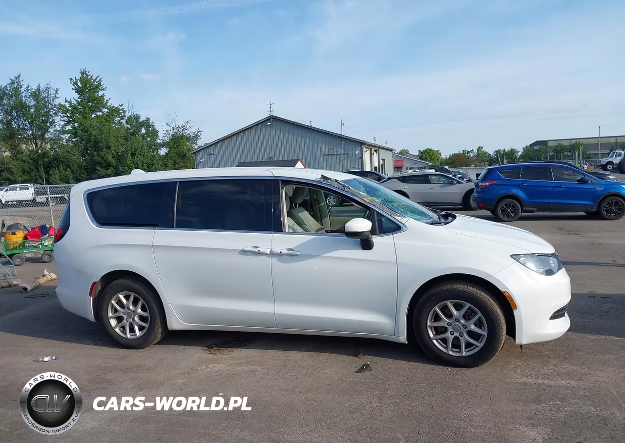 2017 Chrysler Pacifica Touring VIN:2C4RC1DGXHR588163 - 13