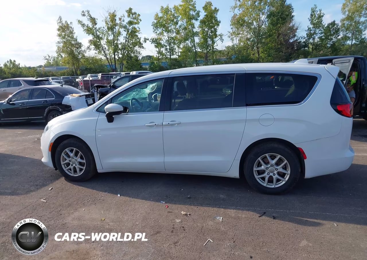 2017 Chrysler Pacifica Touring VIN:2C4RC1DGXHR588163 - 14