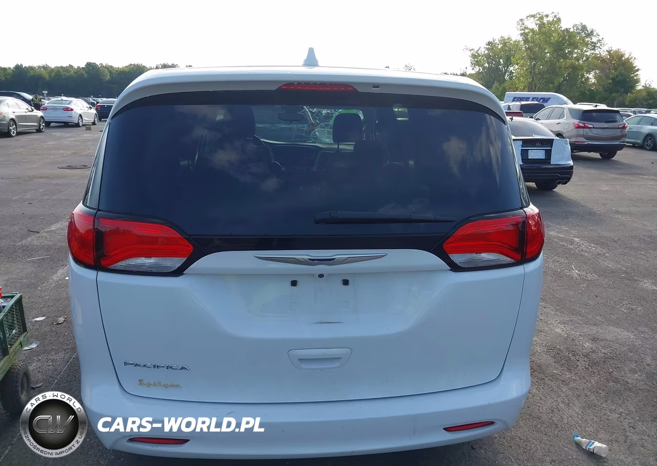 2017 Chrysler Pacifica Touring VIN:2C4RC1DGXHR588163 - 16