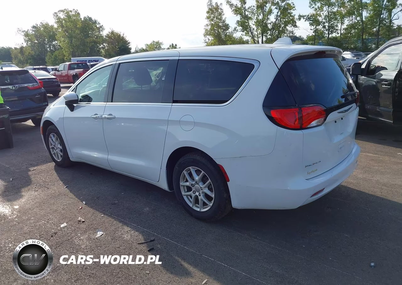 2017 Chrysler Pacifica Touring VIN:2C4RC1DGXHR588163 - 3