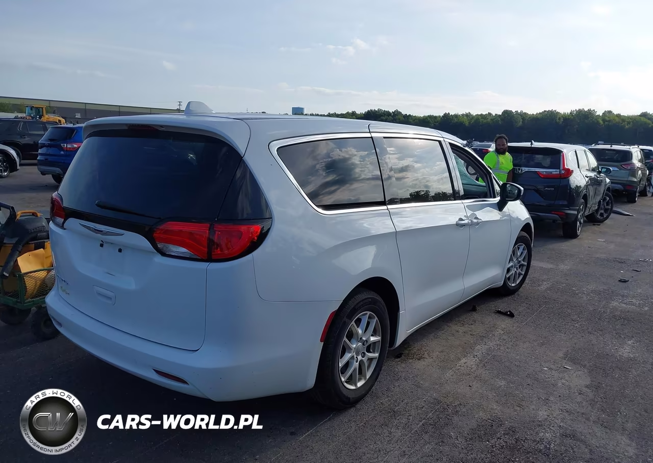 2017 Chrysler Pacifica Touring VIN:2C4RC1DGXHR588163 - 4