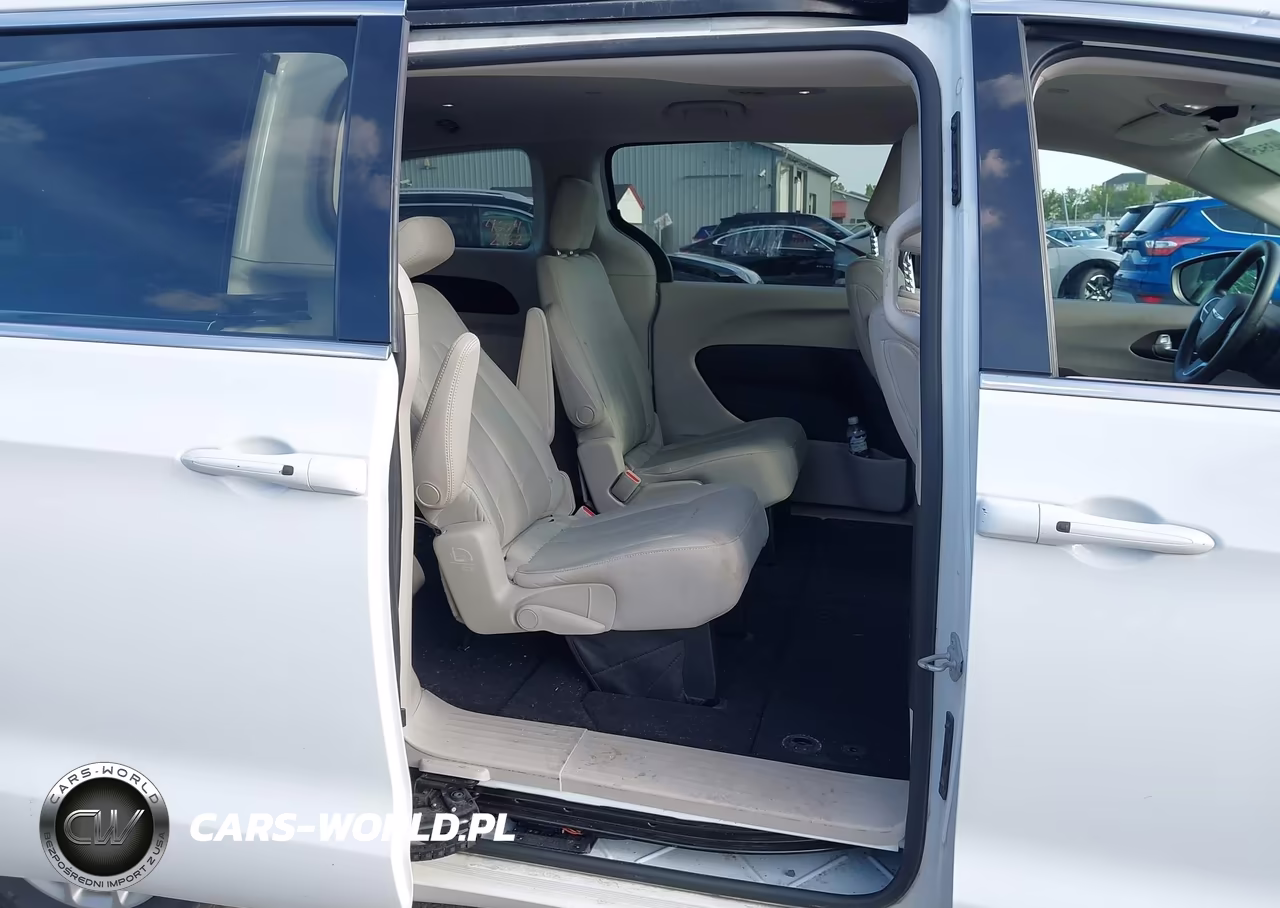 2017 Chrysler Pacifica Touring VIN:2C4RC1DGXHR588163 - 8