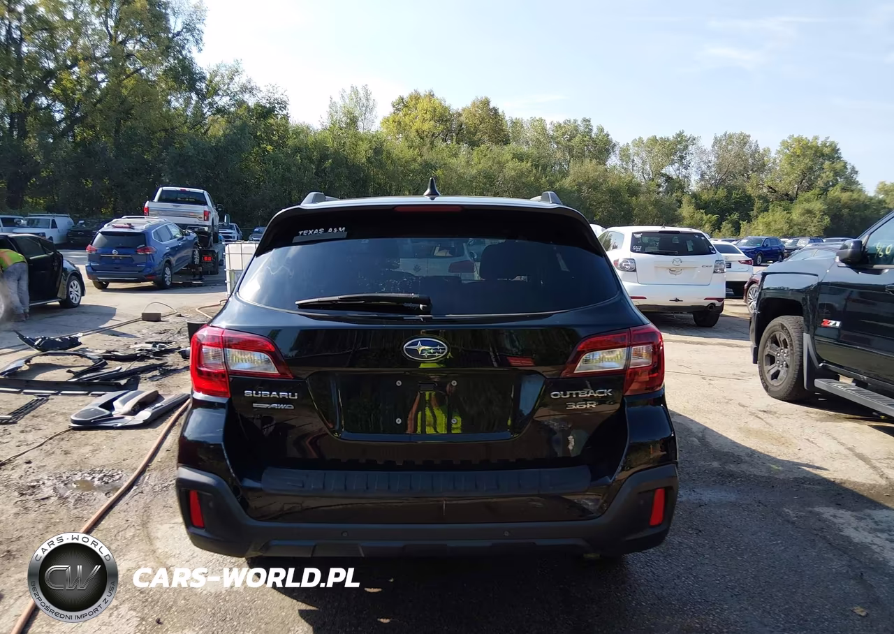 2018 Subaru Outback 3.6R Touring VIN:4S4BSETC6J3388207 - 17