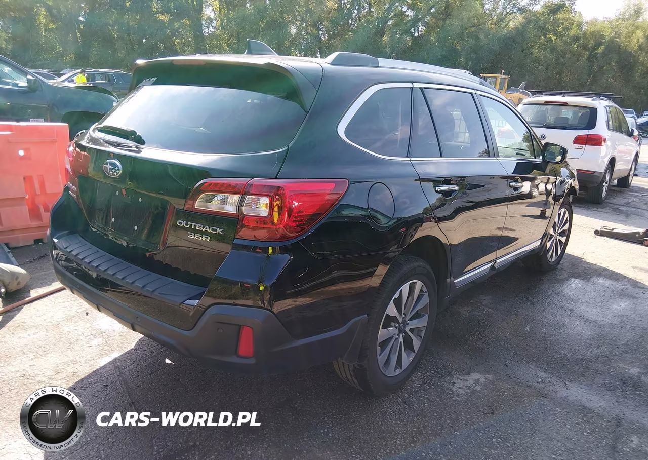 2018 Subaru Outback 3.6R Touring VIN:4S4BSETC6J3388207 - 4