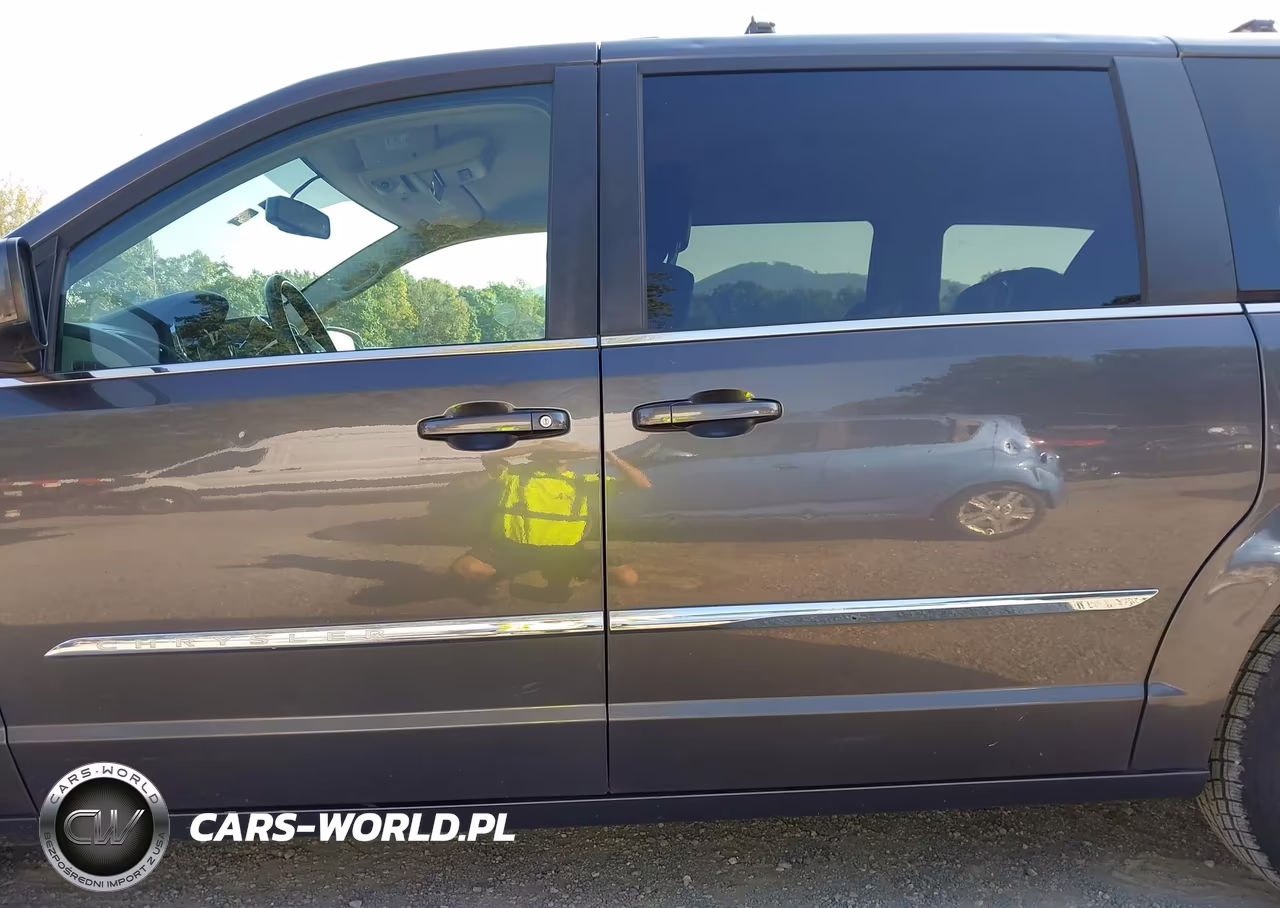 2015 Chrysler Town & Country Touring VIN:2C4RC1BG2FR626405 - 16
