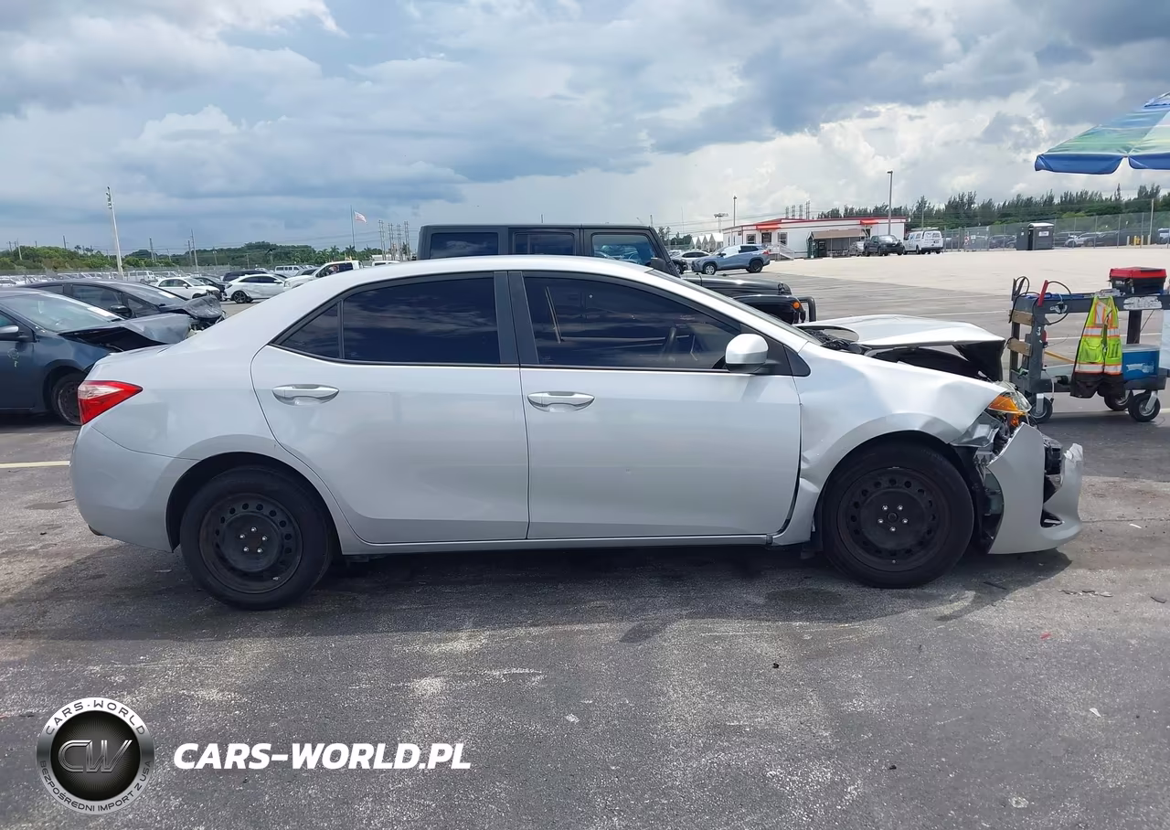2018 Toyota Corolla Le VIN:2T1BURHE9JC115611 - 13