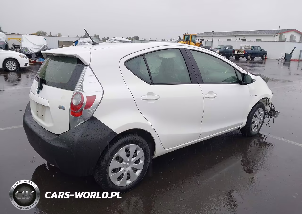 2014 Toyota Prius C One VIN:JTDKDTB34E1571515 - 4