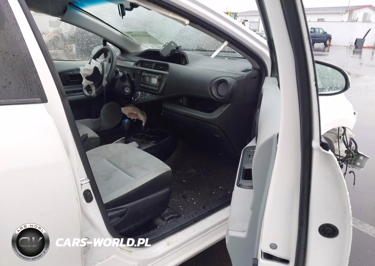 2014 Toyota Prius C One VIN:JTDKDTB34E1571515 - 5