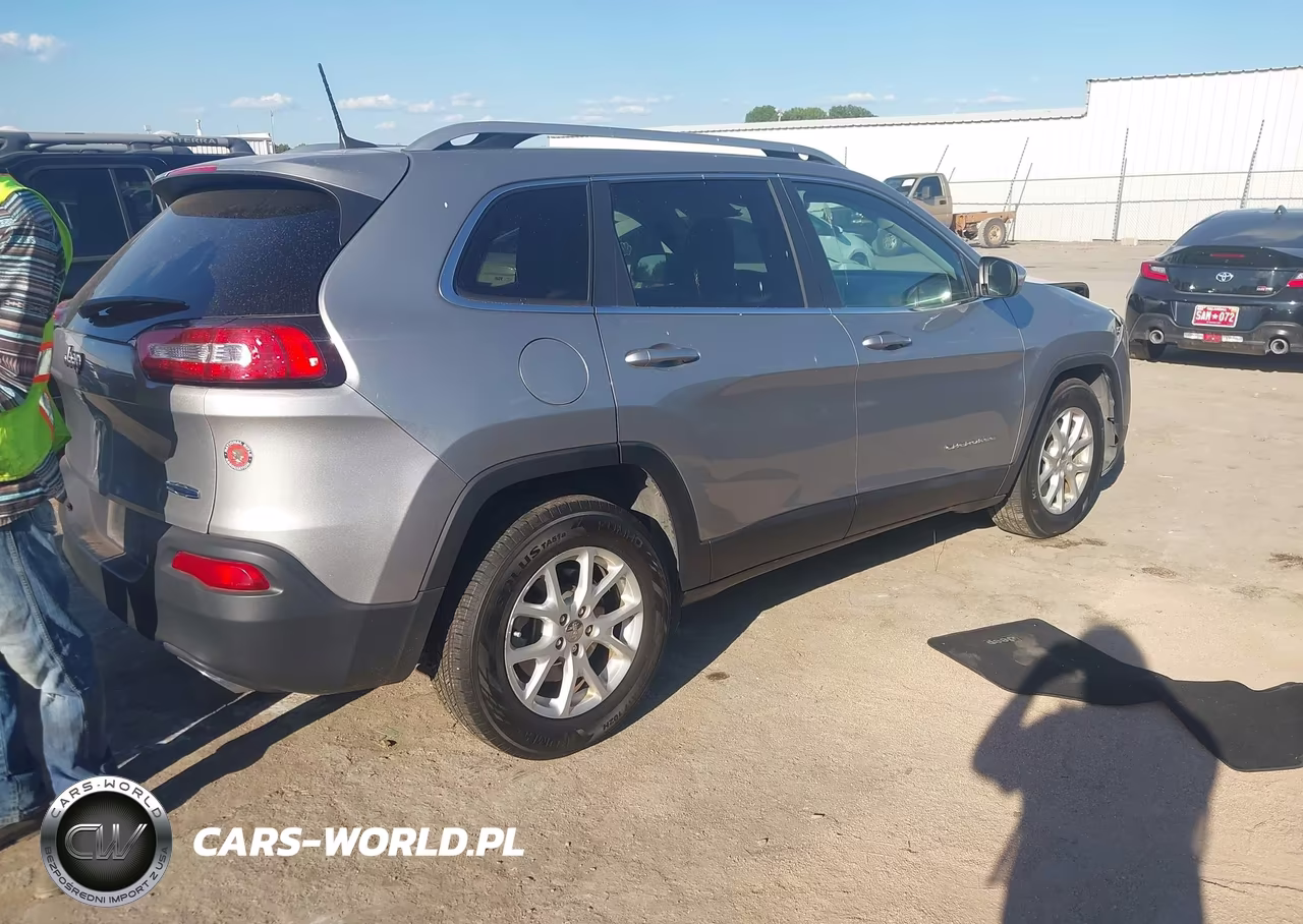 2016 Jeep Cherokee Latitude VIN:1C4PJLCS4GW108235 - 4