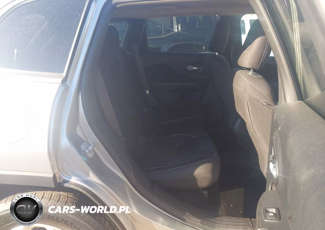 2016 Jeep Cherokee Latitude VIN:1C4PJLCS4GW108235 - 8