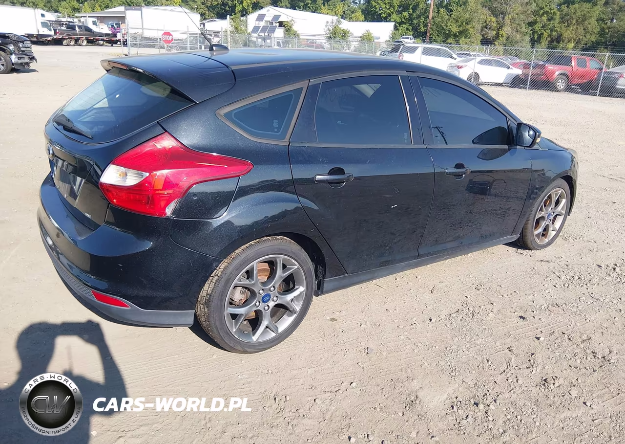 2014 Ford Focus Se VIN:1FADP3K23EL326450 - 4