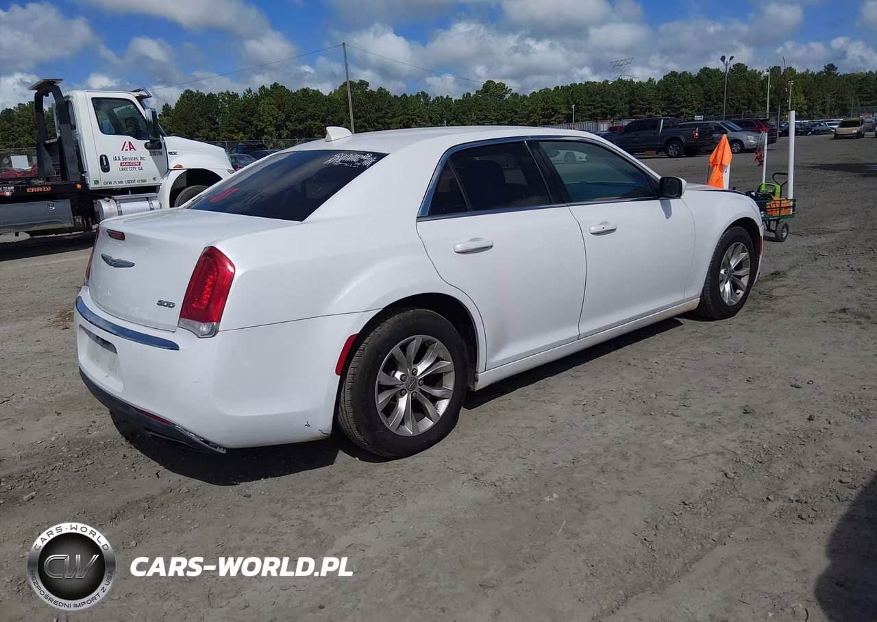 2015 Chrysler 300 Limited VIN:2C3CCAAG5FH931673 - 4