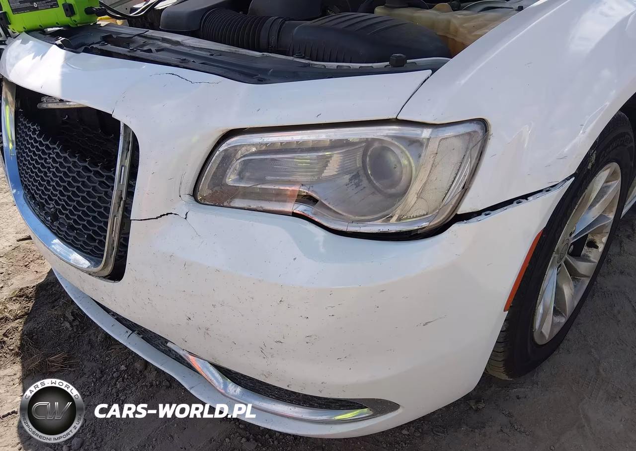 2015 Chrysler 300 Limited VIN:2C3CCAAG5FH931673 - 6