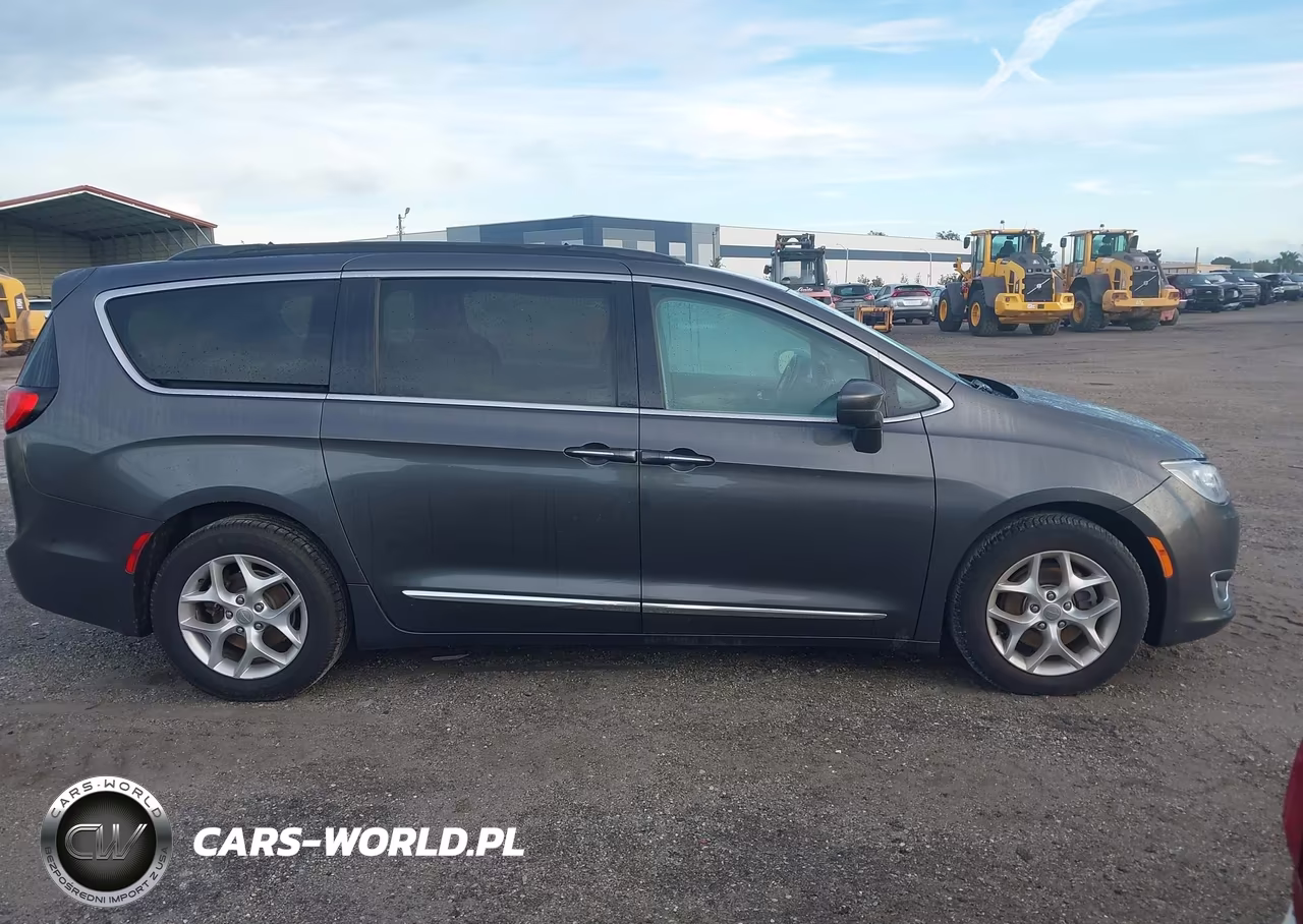 2017 Chrysler Pacifica Touring-L VIN:2C4RC1BGXHR610942 - 13