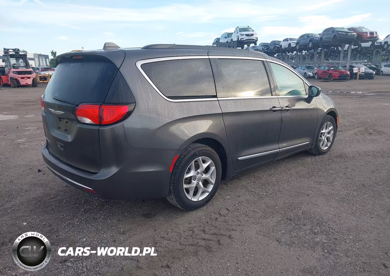 2017 Chrysler Pacifica Touring-L VIN:2C4RC1BGXHR610942 - 4