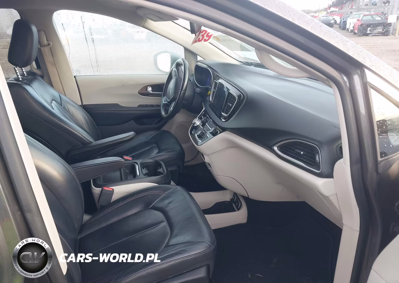 2017 Chrysler Pacifica Touring-L VIN:2C4RC1BGXHR610942 - 5