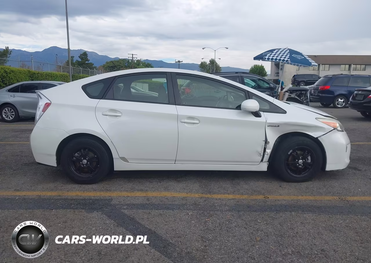 2013 Toyota Prius Two VIN:JTDKN3DU9D5559273 - 13
