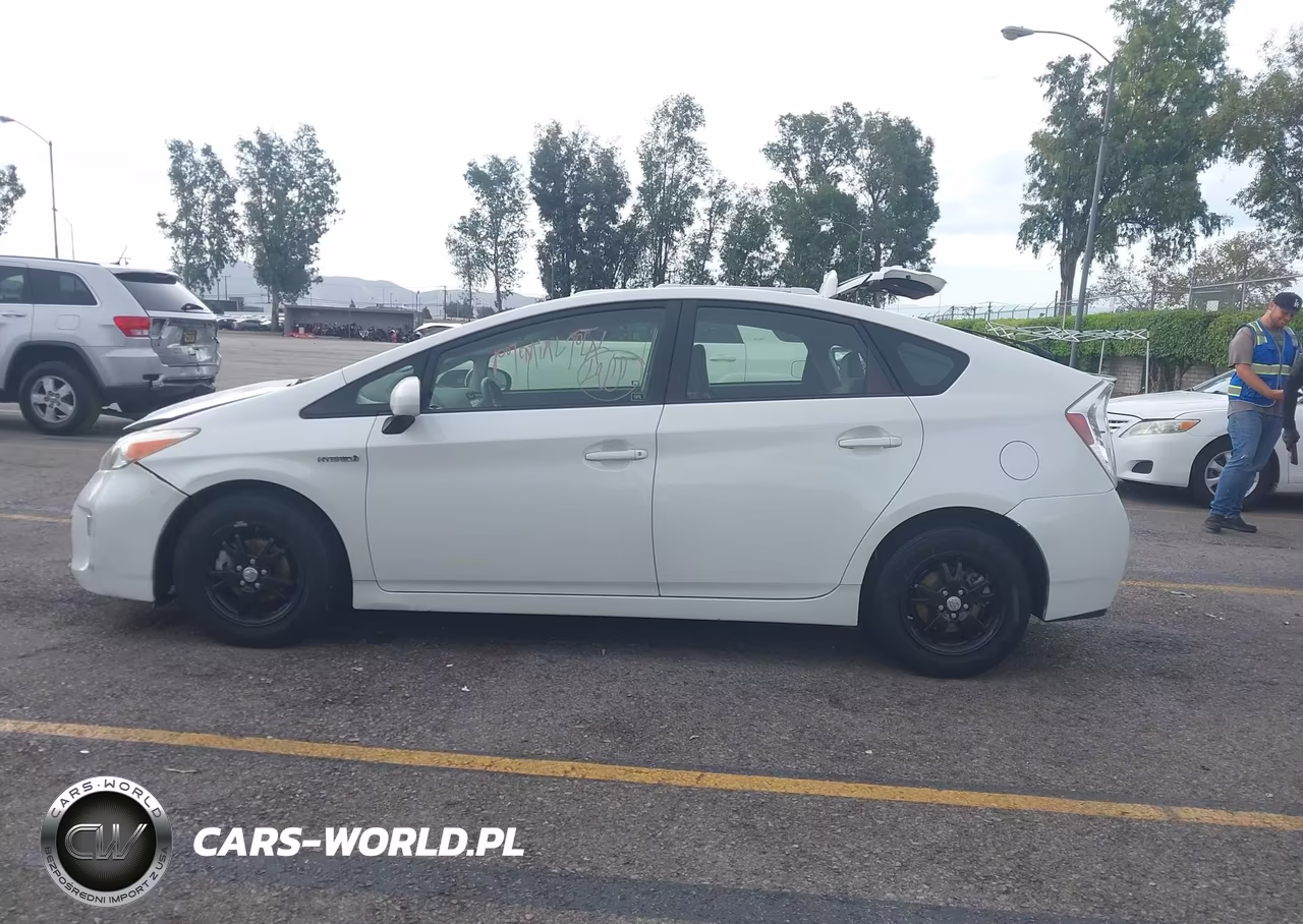 2013 Toyota Prius Two VIN:JTDKN3DU9D5559273 - 14