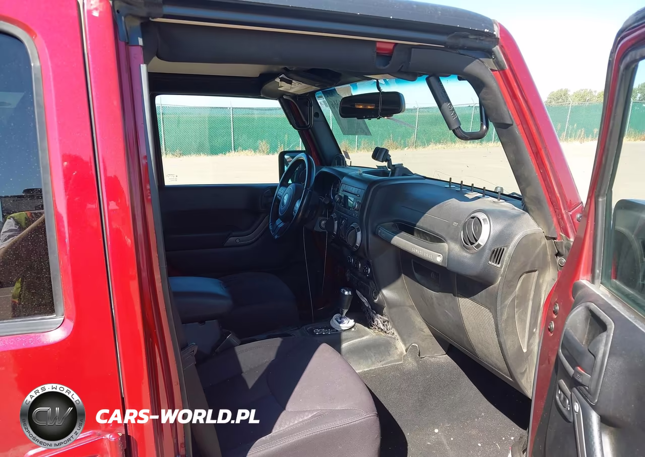 2013 Jeep Wrangler Unlimited Sport VIN:1C4BJWDG5DL615485 - 5
