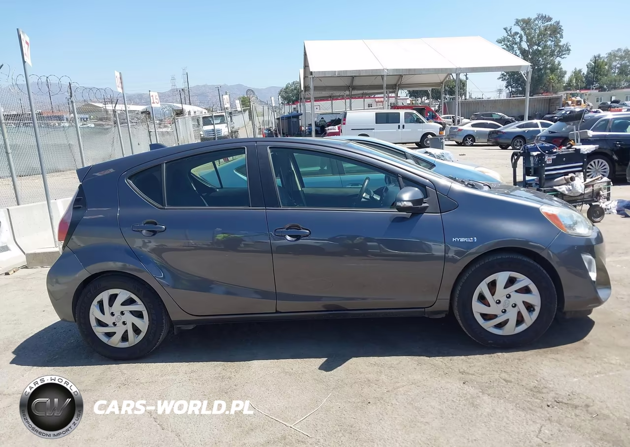 2015 Toyota Prius C Two VIN:JTDKDTB38F1584480 - 13