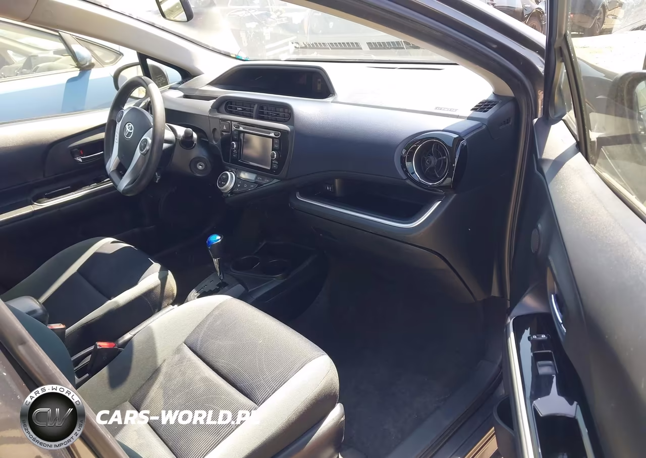 2015 Toyota Prius C Two VIN:JTDKDTB38F1584480 - 5
