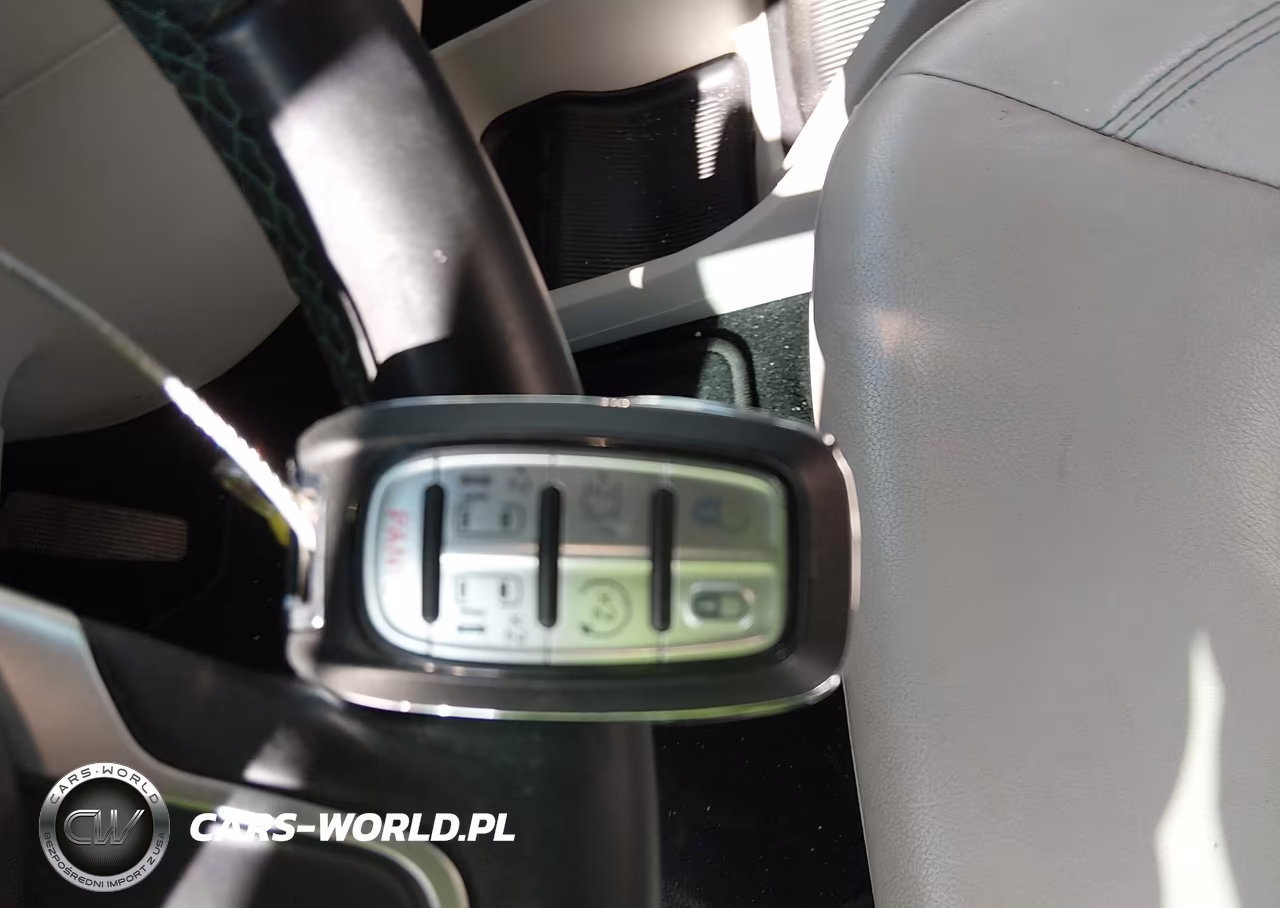 2018 Chrysler Pacifica Hybrid Touring L VIN:2C4RC1L78JR124795 - 11
