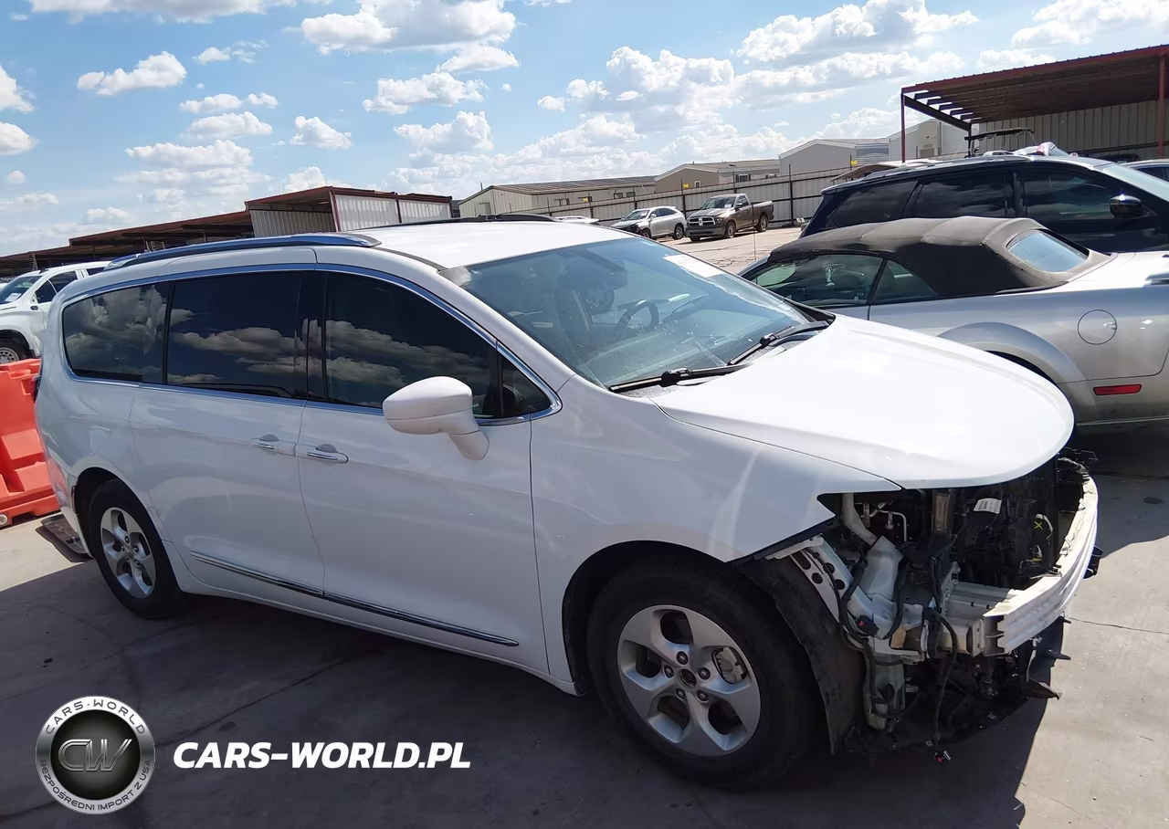 2018 Chrysler Pacifica Hybrid Touring L VIN:2C4RC1L78JR124795 - 13