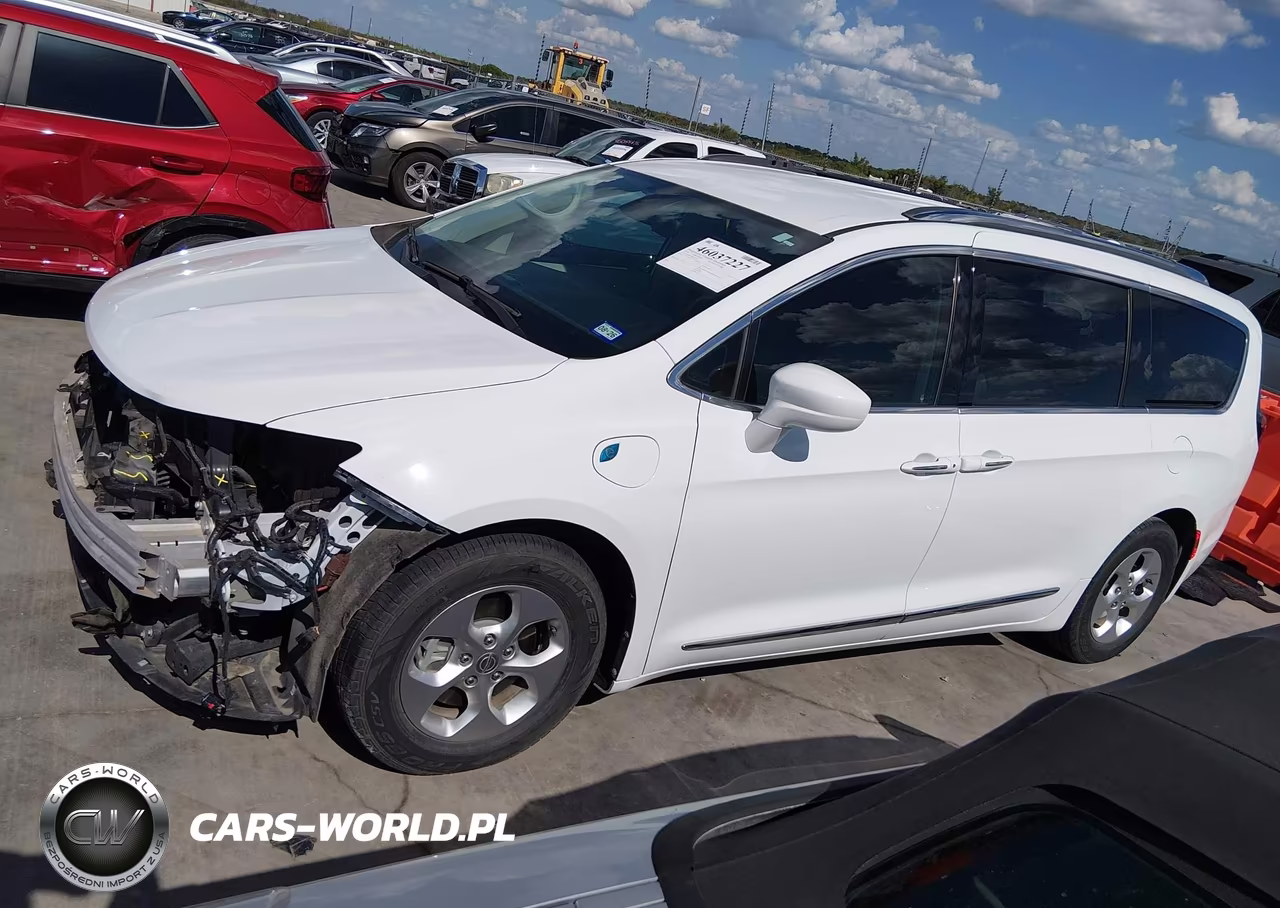 2018 Chrysler Pacifica Hybrid Touring L VIN:2C4RC1L78JR124795 - 14