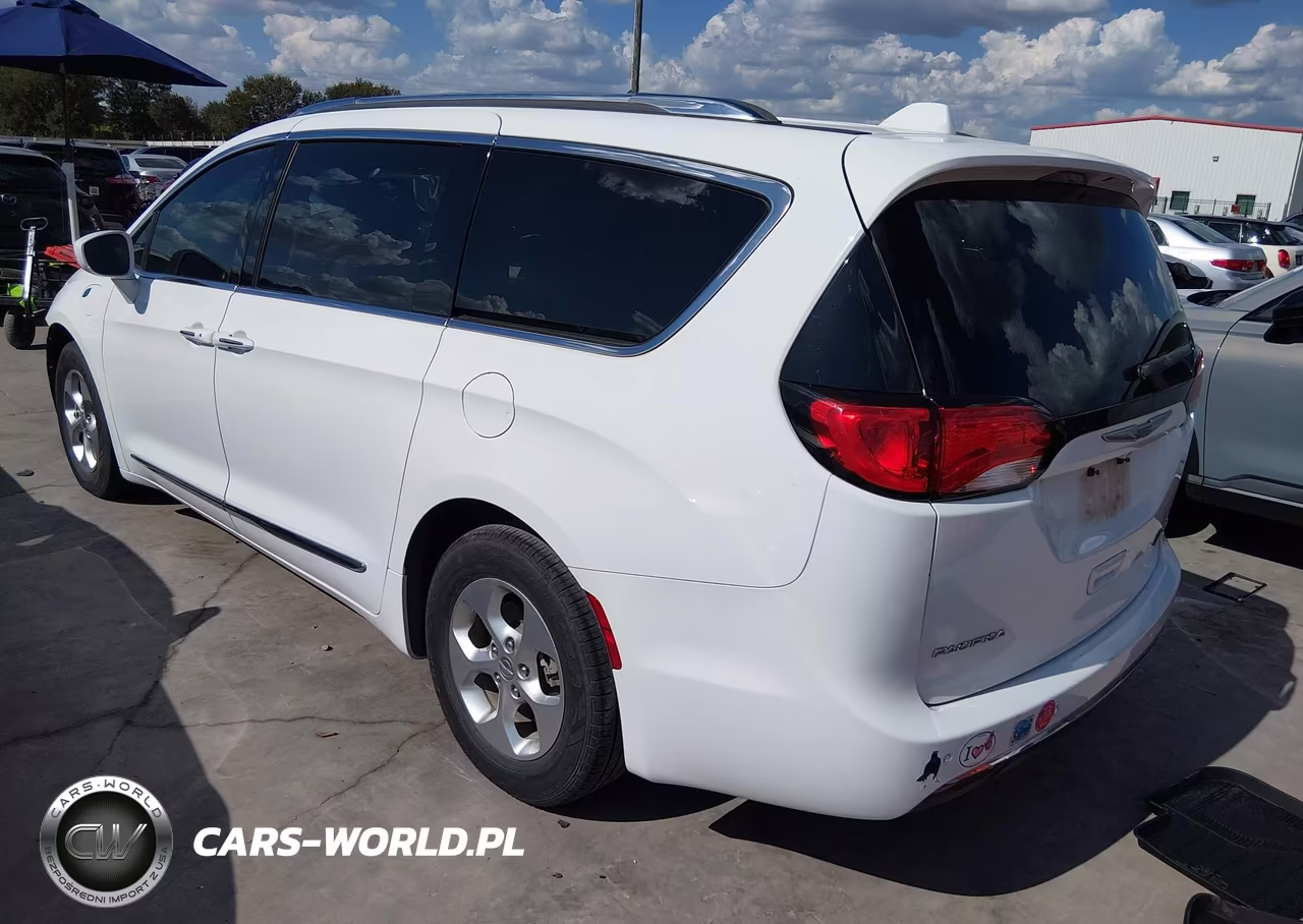 2018 Chrysler Pacifica Hybrid Touring L VIN:2C4RC1L78JR124795 - 3