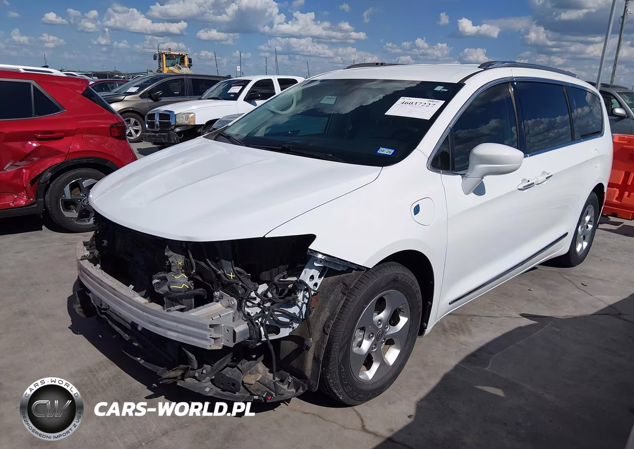 2018 Chrysler Pacifica Hybrid Touring L VIN:2C4RC1L78JR124795 - 4