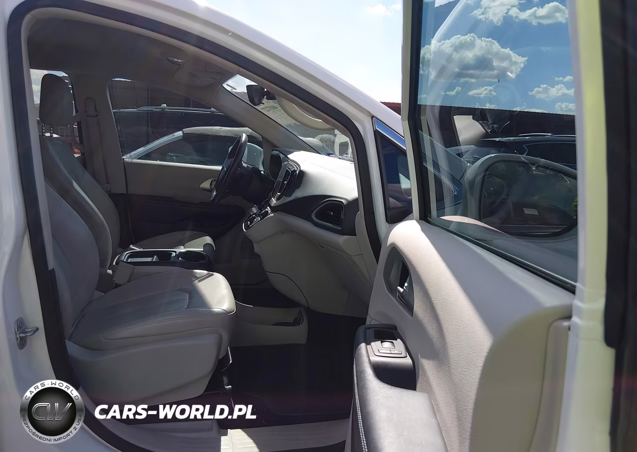 2018 Chrysler Pacifica Hybrid Touring L VIN:2C4RC1L78JR124795 - 5