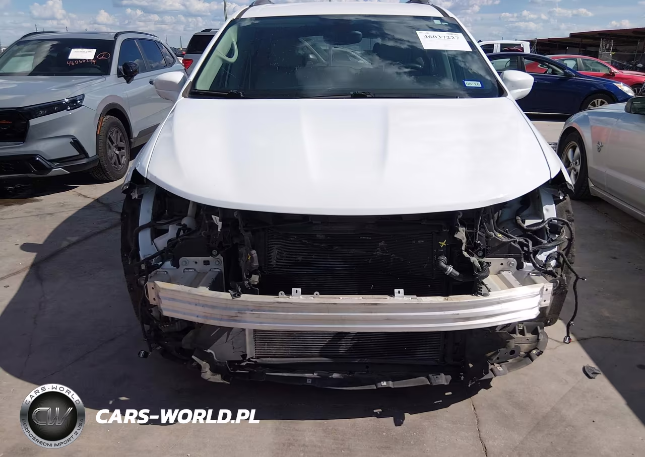 2018 Chrysler Pacifica Hybrid Touring L VIN:2C4RC1L78JR124795 - 6