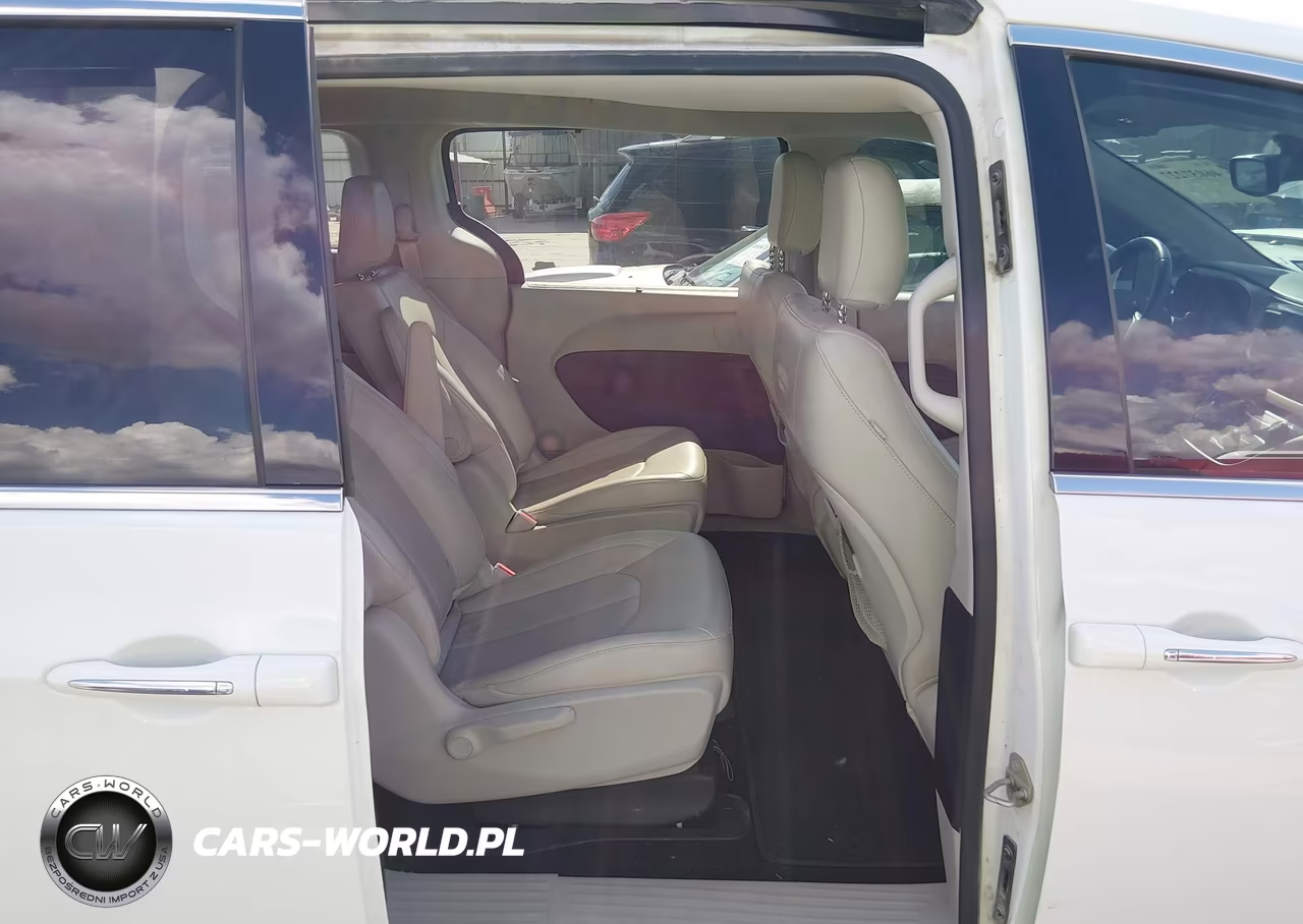 2018 Chrysler Pacifica Hybrid Touring L VIN:2C4RC1L78JR124795 - 8