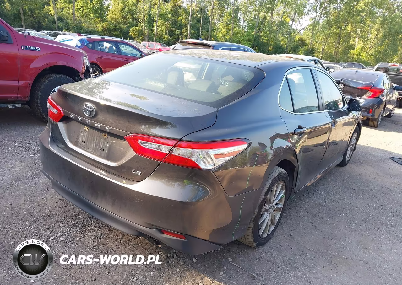 2018 Toyota Camry Le VIN:JTNB11HK3J3015170 - 4