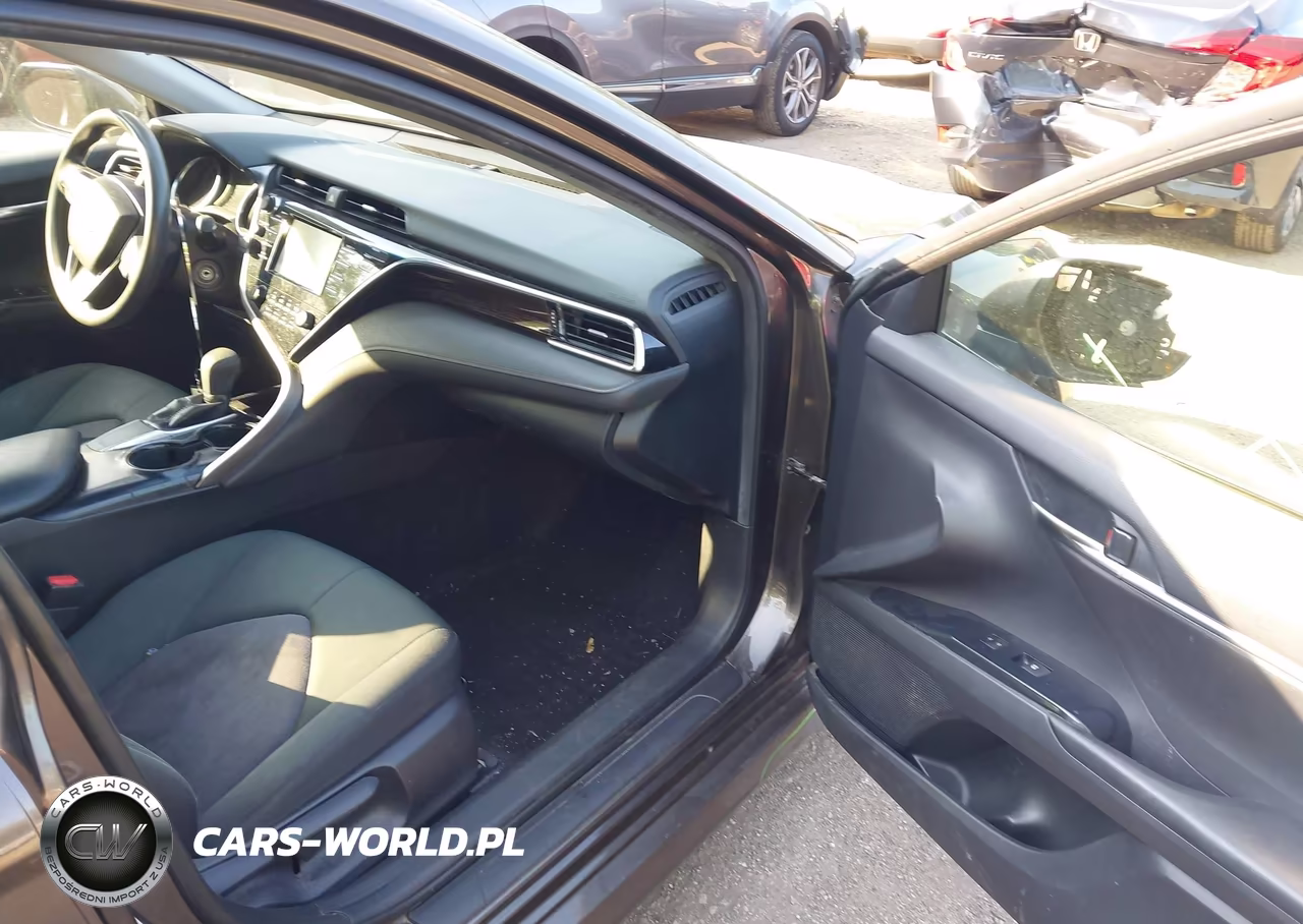 2018 Toyota Camry Le VIN:JTNB11HK3J3015170 - 5