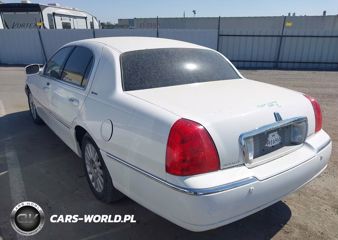 2004 Lincoln Town Car Executive-Signature VIN:1LNHM81W34Y647813 - 3