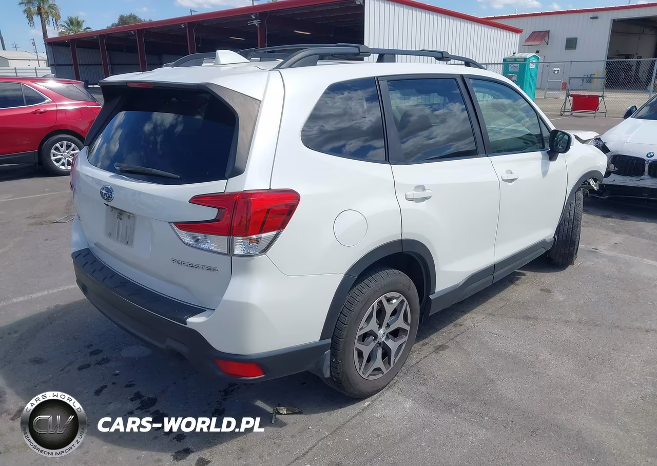 2019 Subaru Forester Premium VIN:JF2SKAGC6KH435927 - 4