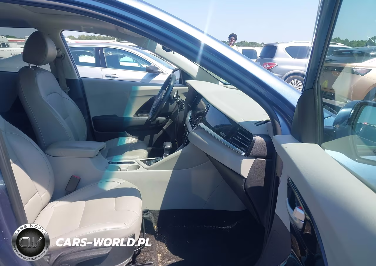 2020 Kia Niro Touring Special Edition VIN:KNDCC3LC4L5444114 - 5